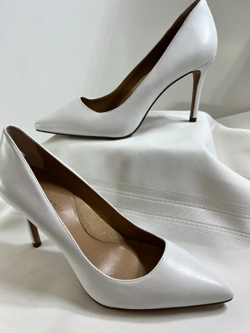 Banana Republic White Leather Pointed Toe Pumps 3.5" Stiletto Heels Size 7M - Picture 1 of 9